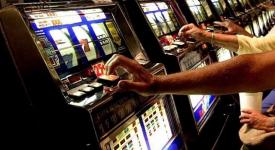 persone che giocano alle slot machines 